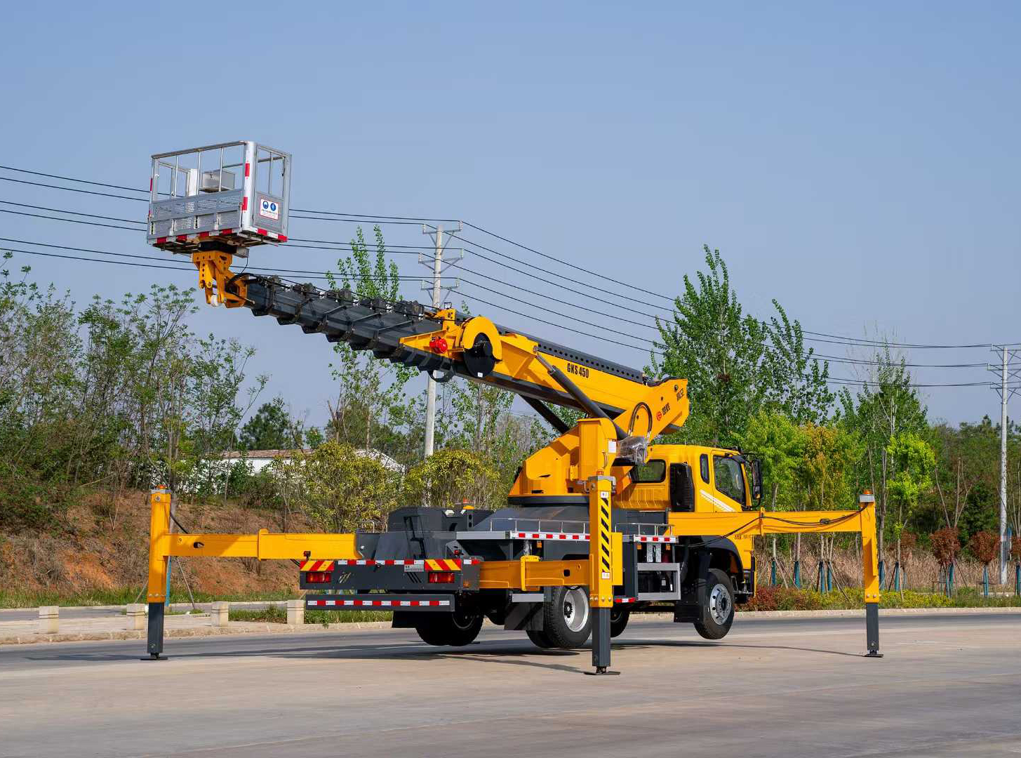 A high-altitude work vehicle
